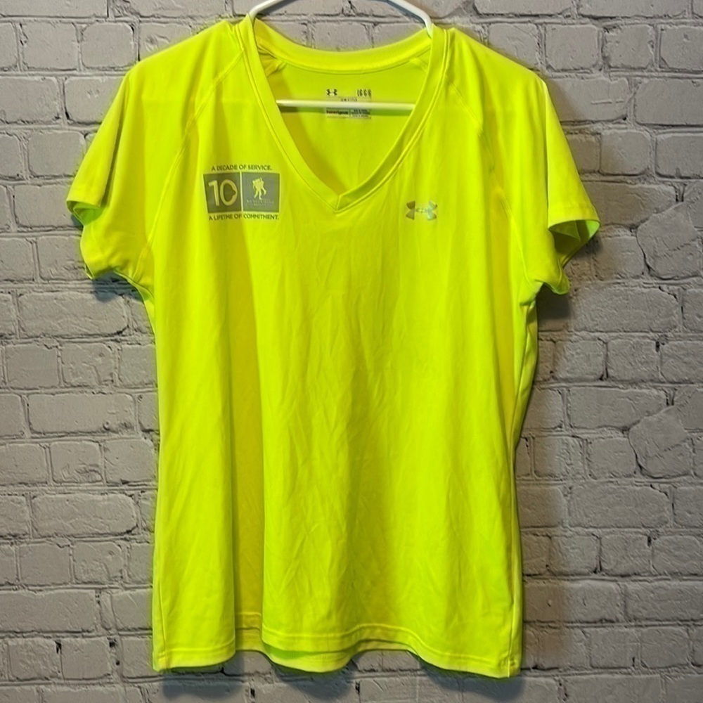 𝅺5) Under Armour Heat Gear Short Sleeve Top Size Large
